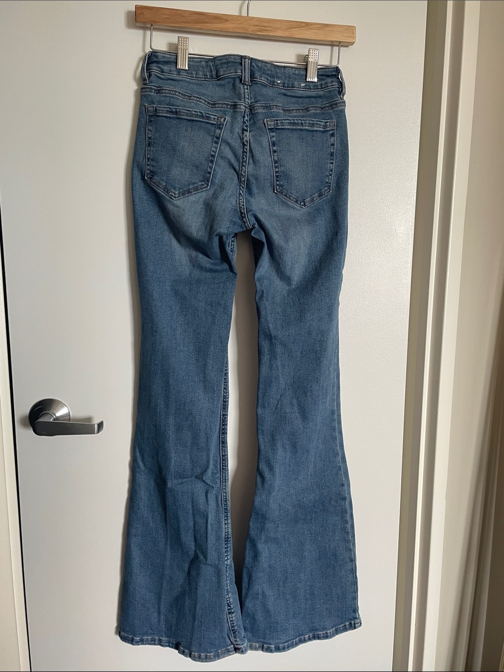 Garage Women's Low-rise Medium Blue Flare Jeans with Front Seams - Picture 4 of 4